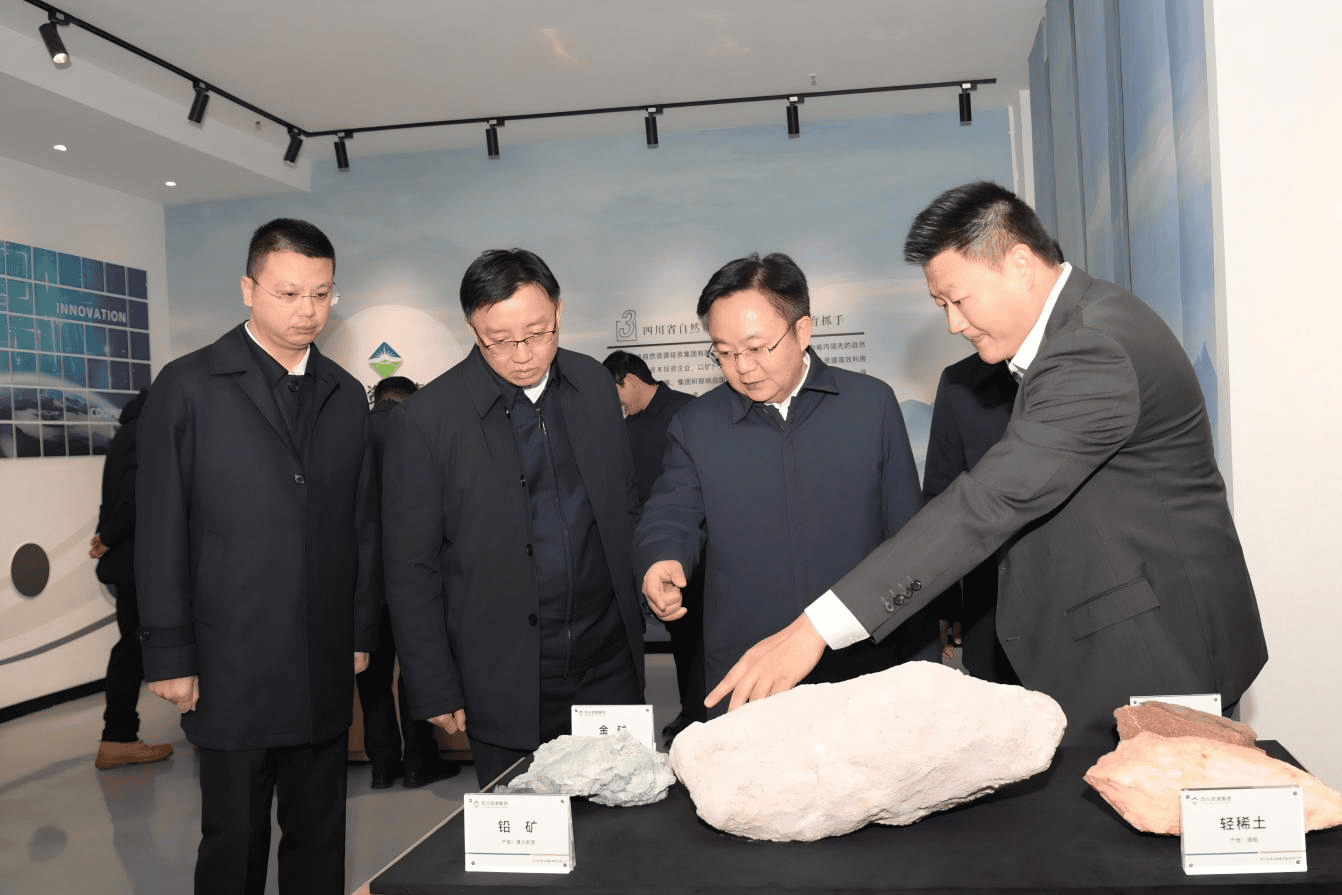 德阳市委书记刘光强一行莅临白银新材料指导工作