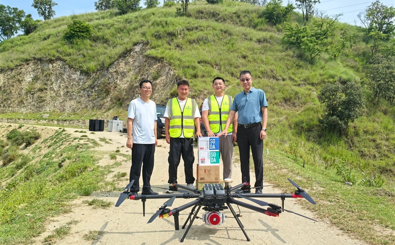 情系一线送清凉 凝心聚力战高温