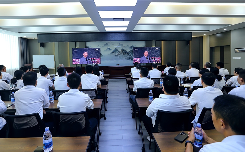 攀西公司组织观看纪念中国人民抗日战争暨世界反法西斯战争胜利80周年大会现场直播